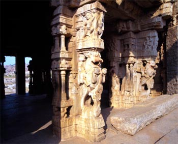 Vihtala temple coloumns Hampi